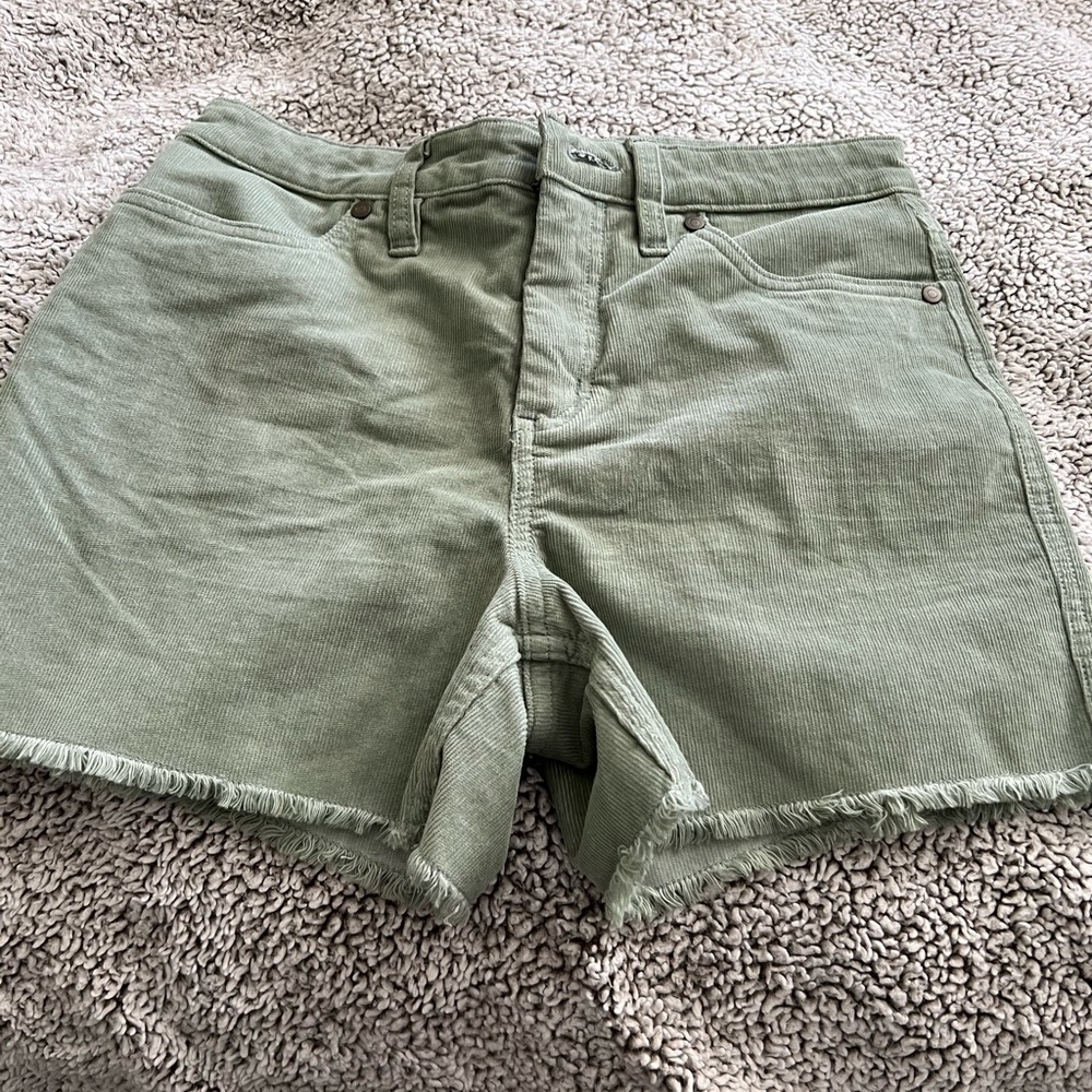 Carve designs brand new light weight corduroy celery colored shorts.